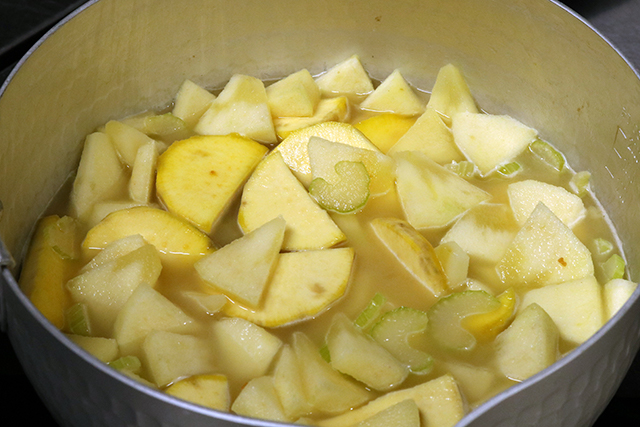 3. 鍋にバターを入れ、セロリ、さつまいも、りんごの順で炒める。全体にバターがまわったら、コンソメと水を入れて具を柔らかくなるまで煮る（15～20分くらい）。