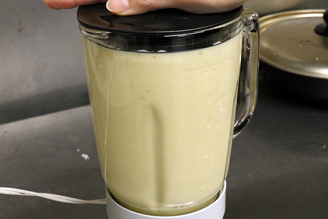 4. 3の粗熱が取れたら、豆乳とともになめらかになるまでミキサーにかける。