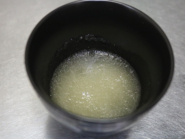 1. りんごジュースを常温に戻しておく。<br>水に粉ゼラチンを振り入れ、ふやかしておく。