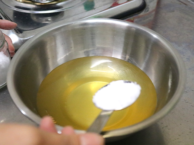 2. Put apple juice and sugar in a bowl and stir well until the sugar dissolves.