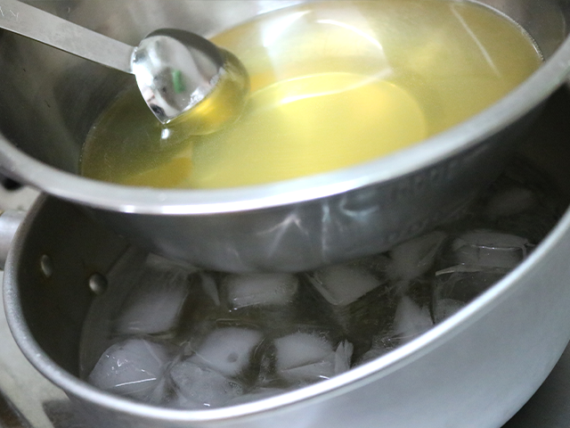 4. Mix the bowl with ice water, and when it becomes thick, pour it until about the 70% of the bowl.