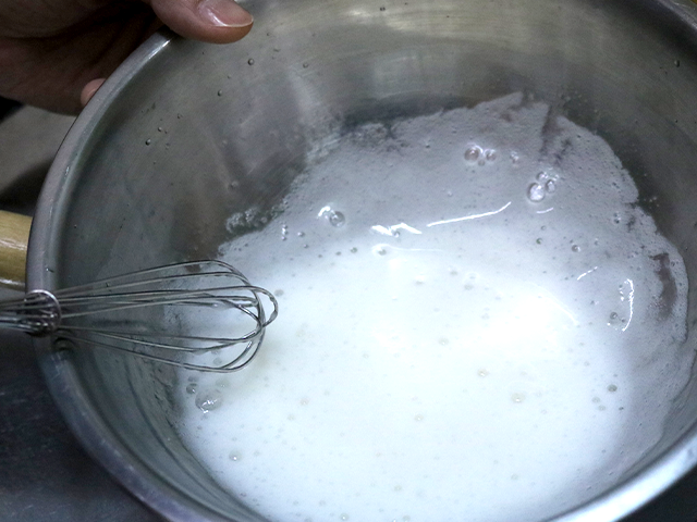 5. 残りのゼリー液を、再び氷水を当てながら泡立て器で泡立てる。