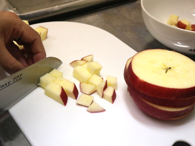 2. Wash the apples well with water and cut into square slices of about 1 cm with the skin attached.