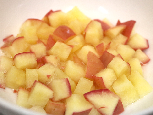3. りんごに砂糖とレモン汁を加えてひと混ぜし、ふんわりとラップをして電子レンジで加熱し（700Wで約2分）、粗熱をとっておく。