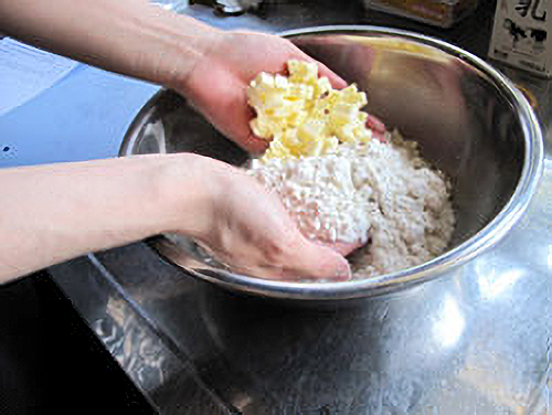 1. ホットケーキミックス粉に５㎝角に切ったバターを入れ、手ですり混ぜる。