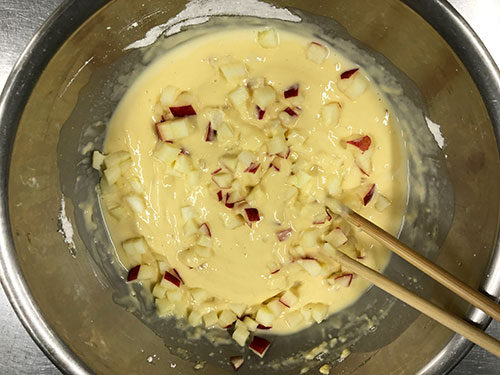 2. ホットケーキ生地<br>卵と牛乳をボウルで混ぜ、ホットケーキミックスを加える。よく混ざったらりんご半量を入れさらに混ぜ合わせる。<br>フライパンに薄く油をしいて、おたまで生地を流し両面を焼く。