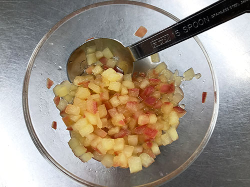 3. りんごソース<br>耐熱容器に残りのりんごを入れ、電子レンジで2分加熱する。りんごがしんなりしたらせん切りにした生姜を加えて電子レンジで30秒加熱し、ケーキシロップを加えよく混ぜ合わせる。
