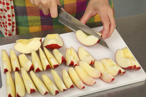 1. りんごを皮つきのまま4等分に切り、さらに3等分にカットする。（りんご1個を12等分にカット）