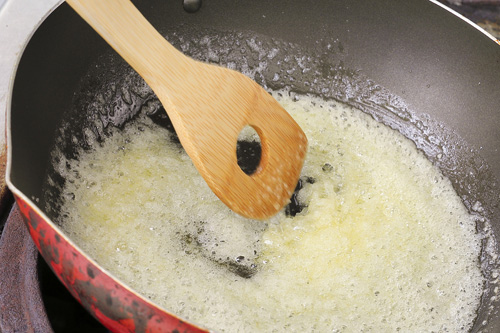 2. フッ素樹脂加工のフライパンにグラニュー糖、バターを入れて中火にかける。