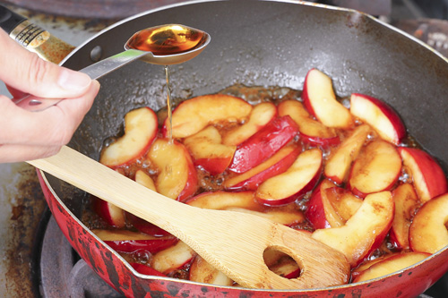 3. りんごを加えて炒め、果肉にキャラメルソースがなじんだら、洋酒を加えてからめ、火を止める。