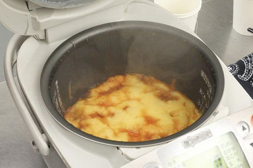 7. 炊飯器にセットし、通常の炊飯をする。炊き上がったらすぐにひっくりかえし、盛りつけてできあがり。