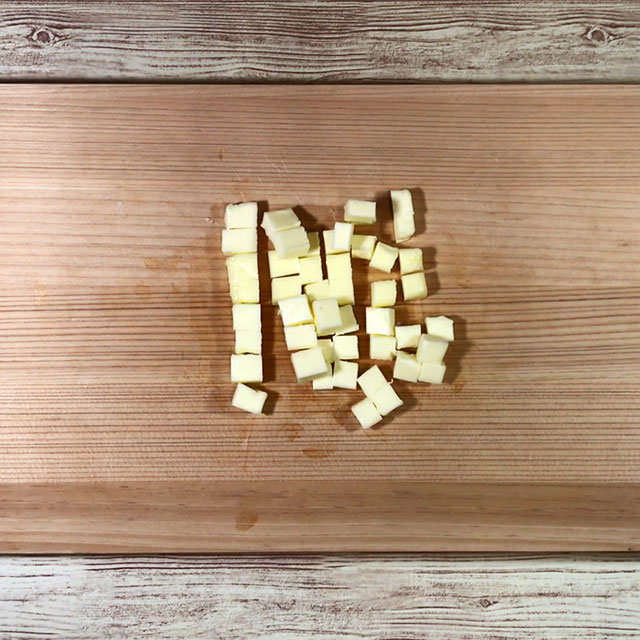 2. バターを7～8mm角に切る。