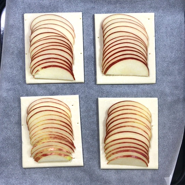4. Neatly arrange sliced apple with overlapping a part on the pie sheets