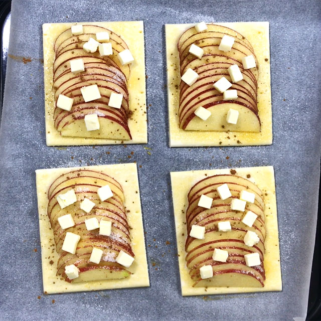 6. Sprinkle granulated sugar and sinnamon powder, then scatter the butter on the apple all over. 