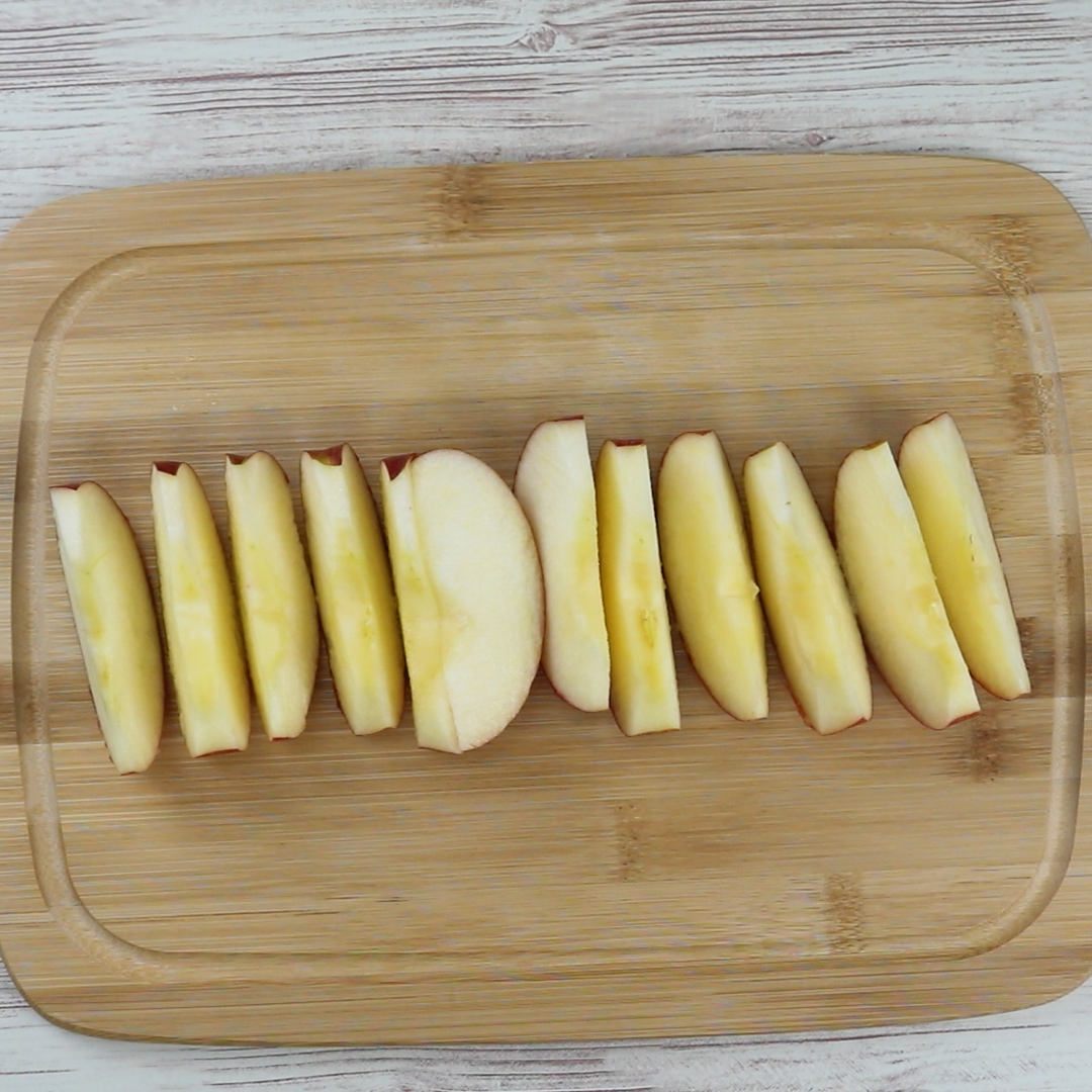1. りんごは芯を取り除き、12等分にする。