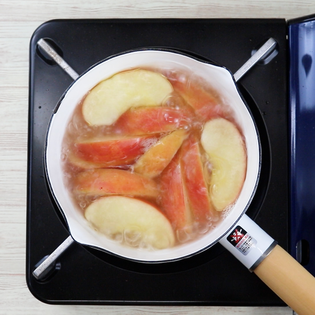2. 鍋にりんごと水を入れ火にかけ、煮立ったら弱火にして約3分煮る。