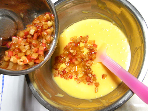 3. ふるった粉類をさらにふるいながら少しずつ加え、なめらかになるまでゴムべらで混ぜ合わせる。 1のりんごを入れ、さっくりと混ぜ合わせる。