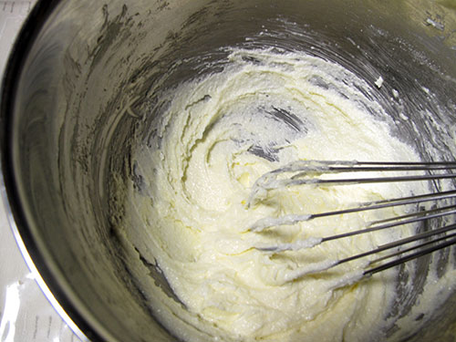 1. ボウルに柔らかくしたバターを入れ、泡立て器でクリーム状に練り、グラニュー糖を加えてふんわりするまですり混ぜる。溶きほぐした卵を少しずつ加え、混ぜ合わせる。