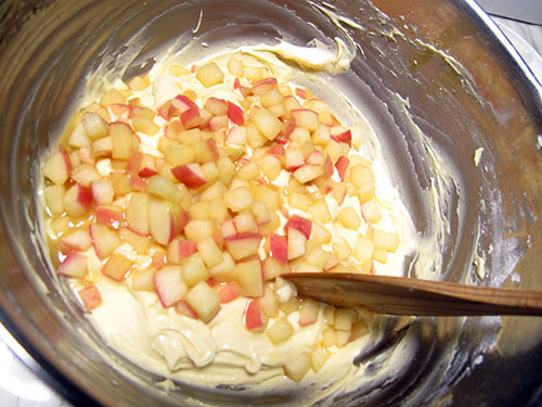 3. 小鍋にバターを入れ、角切りにしたりんごを炒める。グラニュー糖、シナモン、ラム酒を加えてさらに炒め、全体がしんなりとしたら、2の生地に入れ混ぜ合わせる。