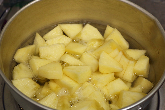 1. りんごは皮と芯を取り、一口サイズに切って水を入れ煮る。<br>途中、水を足しながら柔らかくなるまで煮る。