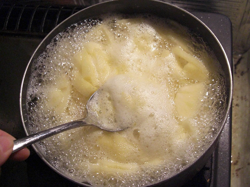 4. 鍋に3を入れて中火にかけ、粉シナモンを入れ、りんごに火が通るまで20分ほど煮る。 途中、浮いたアクを取り除く。りんごが半透明になれば完成。
