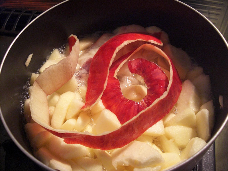 6. ピンクのりんごジャムの《材料》は、普通のりんごジャムと同じ。ただし、むいたりんごの皮を捨てないで塩水につけておき、4の時に鍋に入れて一緒に煮る。<br>りんごの皮の色が出きったら（15分くらい）、りんごの皮を取り出す。果皮から赤い色が落ち、ジャムがとても綺麗なピンク色に！