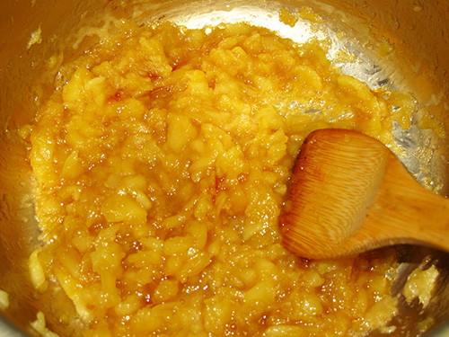 3. ピュレ状にしたりんごを弱火で煮込みながら、生クリーム・バター・塩・シナモンの順に加え、よくかき混ぜる。この時はねるので注意すること。