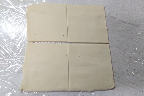 1. 冷凍パイシートは半解凍し、厚さ2～3mmにのばし、10×10cmの正方形を8枚切り取る。切り取ったら冷蔵庫で冷やしておく。