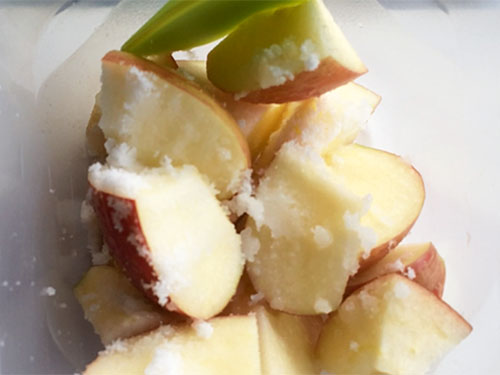2. 耐熱容器にりんご、砂糖、レモン果汁を入れよく混ぜる。