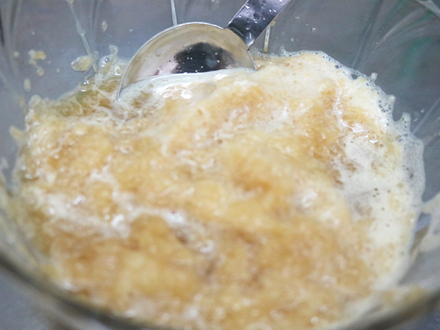2. りんごの皮と芯を取り除いてすりおろし、レモン汁を加えてひと混ぜする。