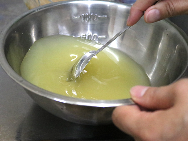3. ボールにりんごジュースと砂糖を入れ、砂糖が溶けるまでよくかき混ぜる。