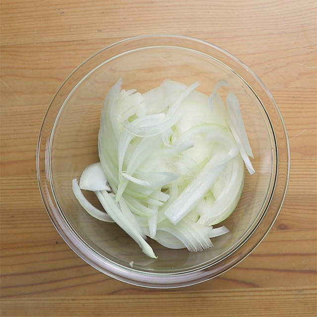 1. Slice the onion, then heat it in the microwave for about 3 minutes.