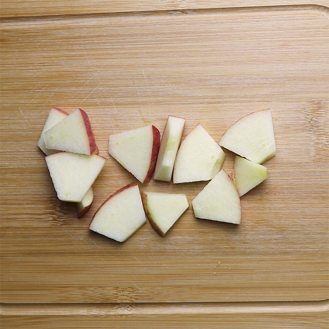 2. りんごは皮付のまま芯を取り除き、小さめのイチョウ切りにする。