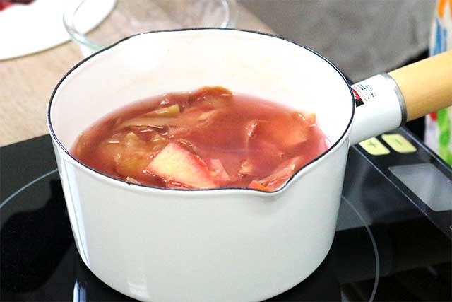 1.りんごの皮をむく。鍋にりんごの皮と水200ml、レモン汁20mlを入れて火にかける。沸騰してから1分ほど煮る。