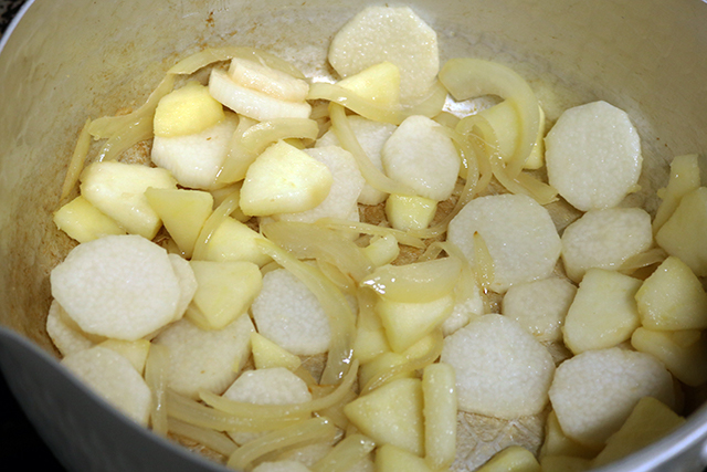 3. 鍋にバターを入れて溶かし、玉ねぎを炒める。<br>玉ねぎがしんなりしてきたら、りんご、長芋をいれてさらに炒める。
