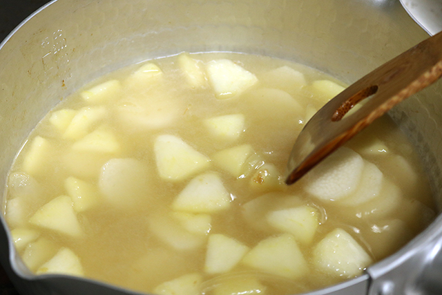 4. 全体にバターがなじんだら、水、コンソメを入れて長芋が柔らかくなるまで煮る。