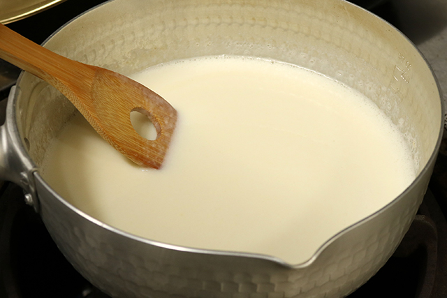 6. 再び鍋に戻し、牛乳を加えて温める。