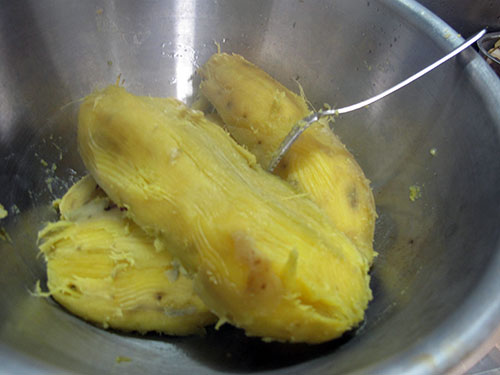 1. さつま芋はよく洗い、そのまま蒸し器で蒸す。蒸し終わったらボールに移し、皮をむく。<br>（※スプーンを使用すれば、手を汚さず簡単に取ることができます）