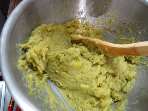 3. 別のボールに、卵黄1個、バター、砂糖、生クリーム、牛乳、バニラエッセンスを入れ、 よくかき混ぜ、2を入れてさらに混ぜる。<br>（※バターは室温に戻して柔らかくしておくと混ぜやすいです）