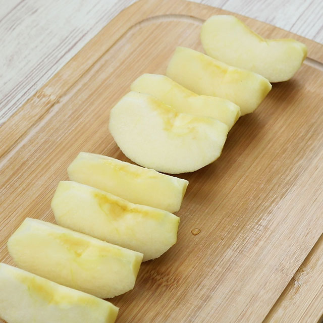 1. りんごは皮をむき、8等分に切る。