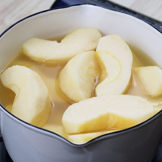 2. 鍋に切ったりんごとりんごジュースを入れる（りんごがひたひたに浸かる位）。