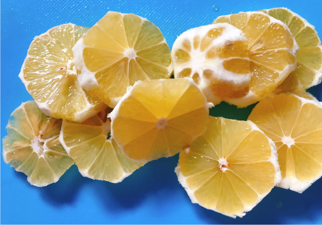1. レモンの皮をむき、1cm弱の輪切りにする。<br>※国産レモンの場合は、お湯で丁寧に洗い、皮ごと輪切りにしても