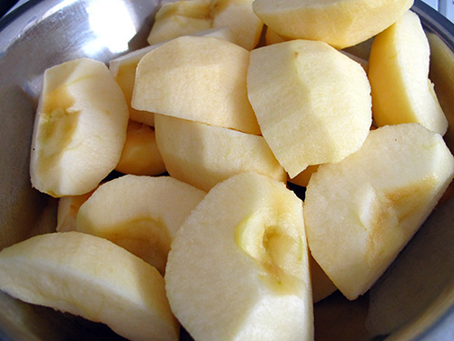 1. 蜜りんご<br>りんごを4等分に切り、皮をむき芯を取り除く。