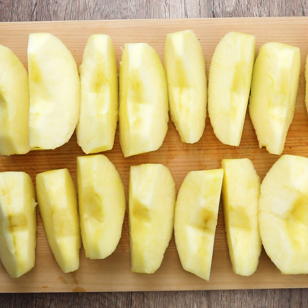 1. りんごの芯と皮を取り除き、8等分に切る。