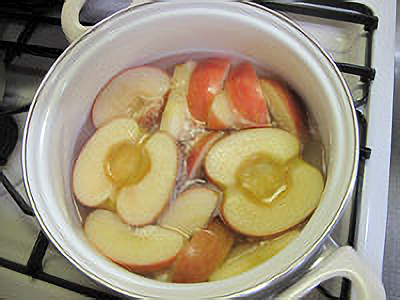 2. 鍋にりんご以外の《材料》を入れて火にかける。 沸騰したらりんごを入れて、中火で５～６分煮る。