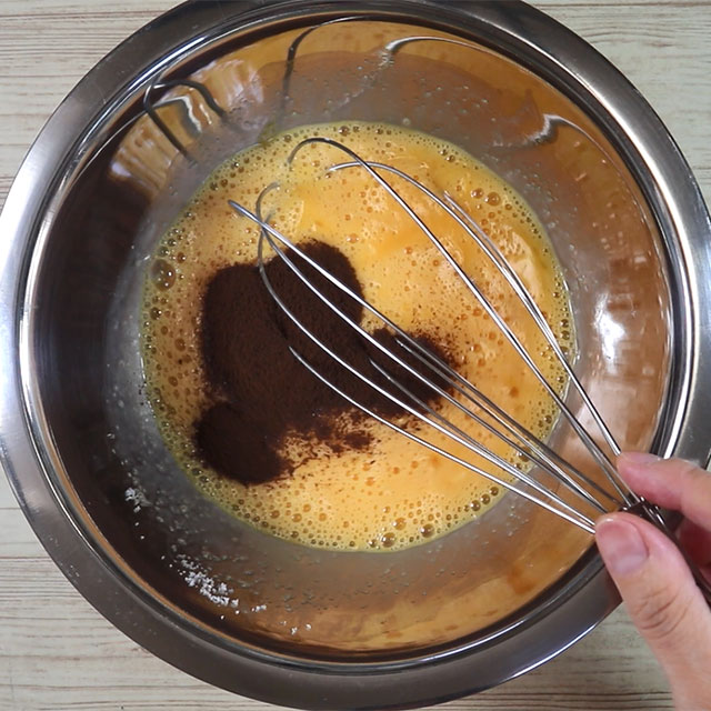 1. Make cake dough.<br>Break the eggs into bowl, add sugar and instant coffee and mix them quickly, then add salad oil.