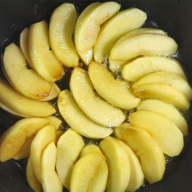 4. フライパンにバターと砂糖を入れ中火にかけ、バターが溶けてきたらりんごを並べて、片面がきつね色になるまで焼いたら、ひっくり返す。