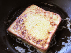 5. フライパンにバターを溶かし、浸したパンの両面をこんがり焼く。