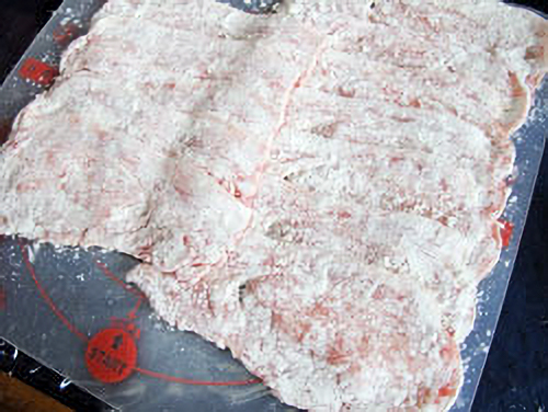 1. 豚肉は全体に薄力粉をまぶす。