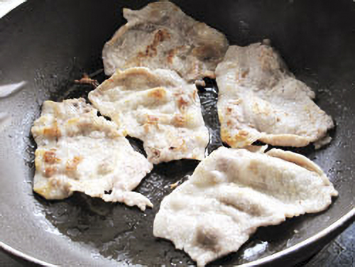 3. フライパンを熱してサラダ油をひき、中火で焼き目がつくまで豚肉を焼く。